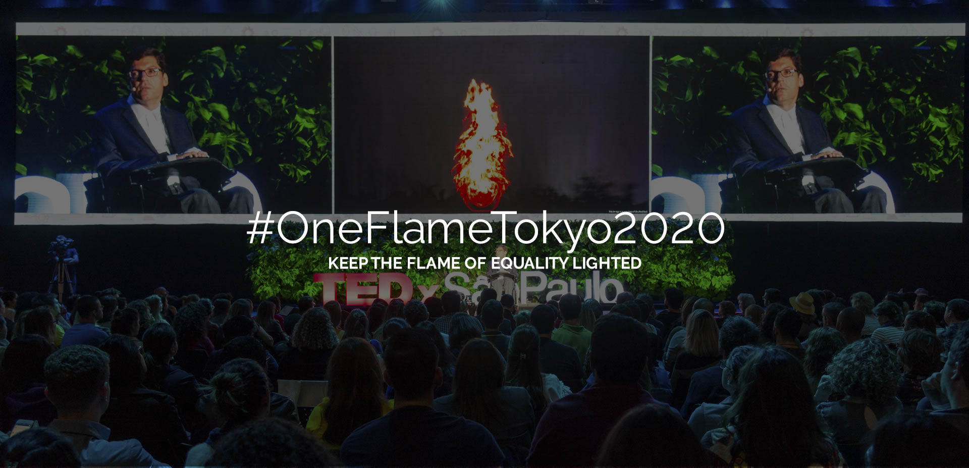 #OneFlameTokyo2020 Mantenha a chama da igualdade acesa. Rodrigo Hübner Mendes no palco do TEDx São Paulo, ao fundo telão projeta uma tocha.