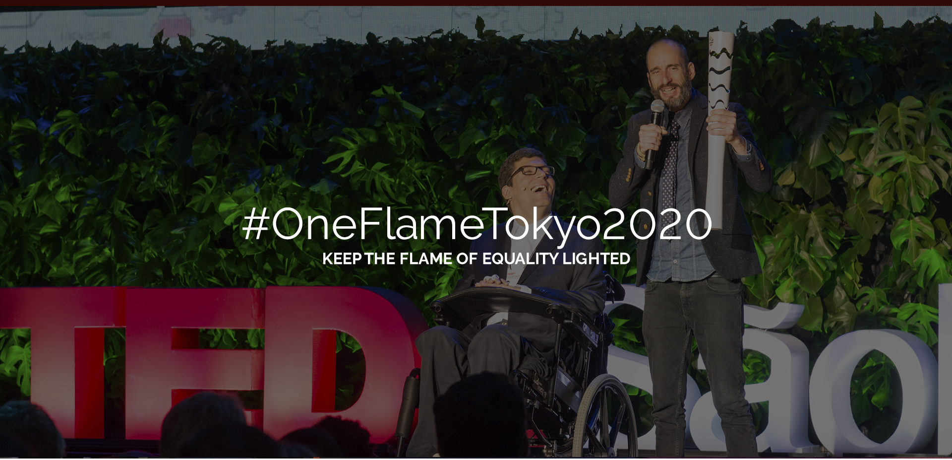 #OneFlameTokyo2020 Mantenha a chama da igualdade acesa. Rodrigo Hübner Mendes sorri, ao lado Cazé Peçanha segura a tocha olímpica. No fundo letreiro do TEDx São Paulo